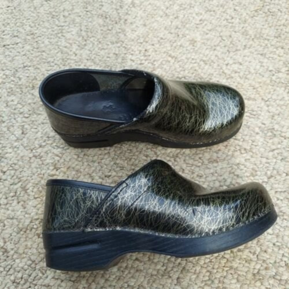 DANSKO professional Clogs 38 US 7 Patent Leather nurses shoes black green